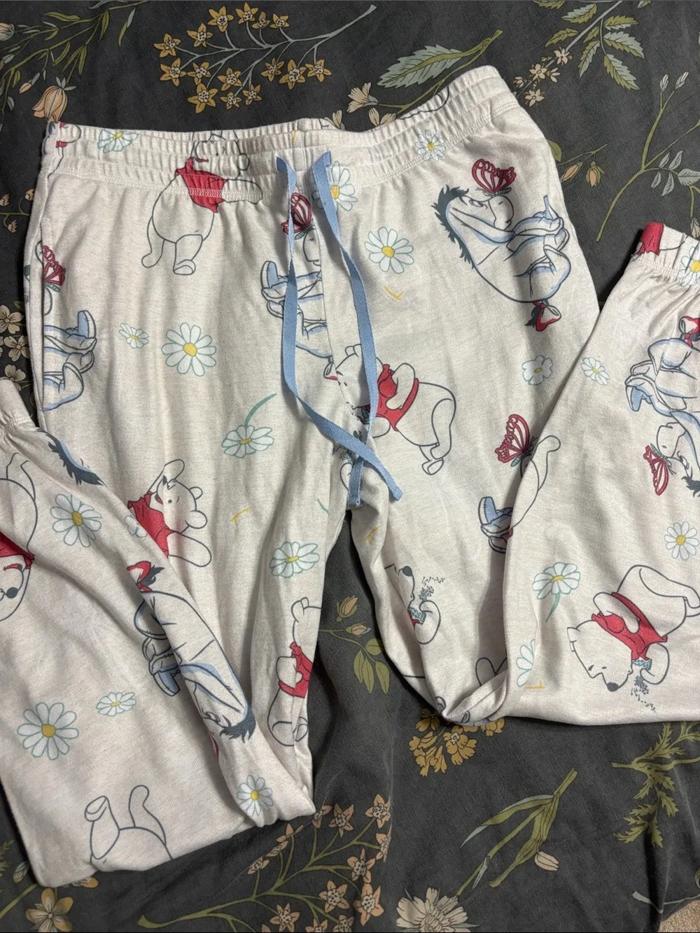 Women’s Disney Winnie the Pooh Floral Fleecy Pajama Set in Cream Size Medium - Picture 4 of 5